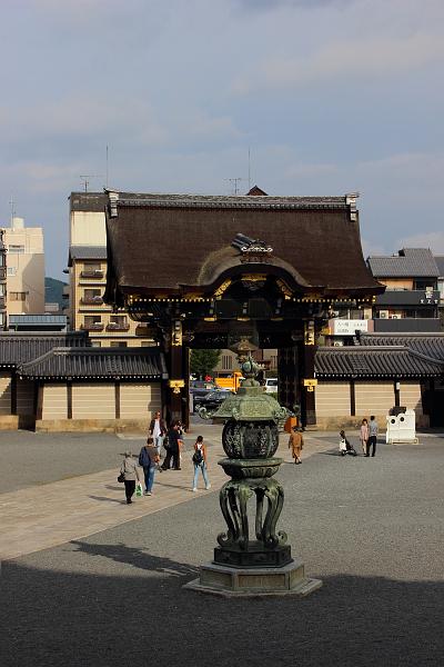 japan0622.JPG - Gate of the Nishi-Honganji Temple