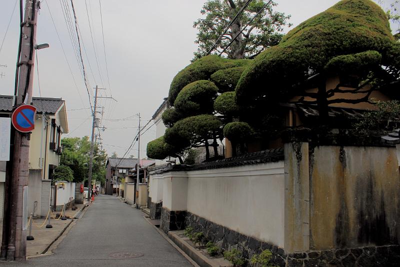 japan0346.JPG - A street neqar Isuien Garden