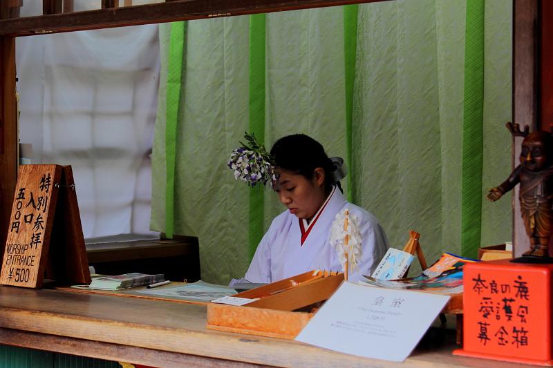 japan0387.JPG - The wisteria flower is very important for the shrine - all the mikos wear wisteria in their hair
