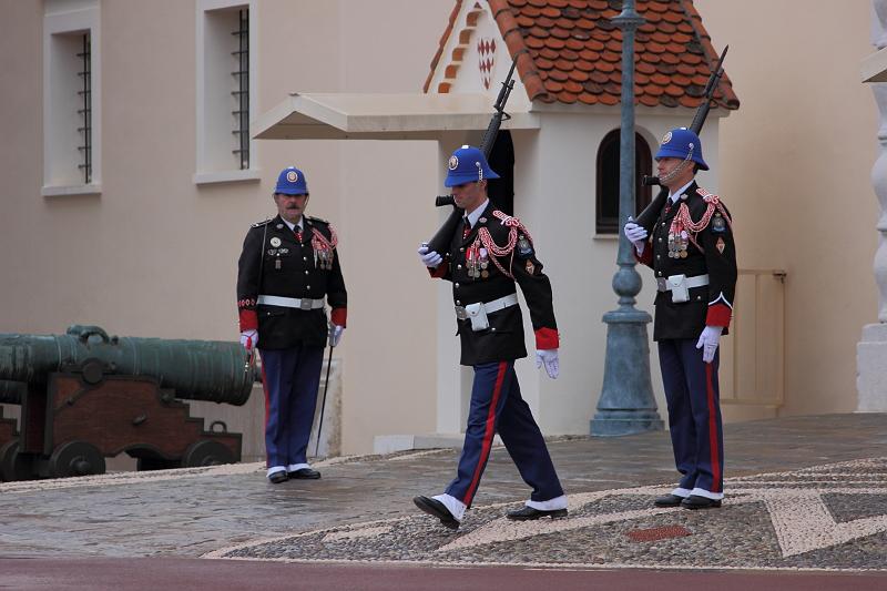 monaco0006.JPG - Ceremonial changing of the guard at the entrance to the Prince's Palace 