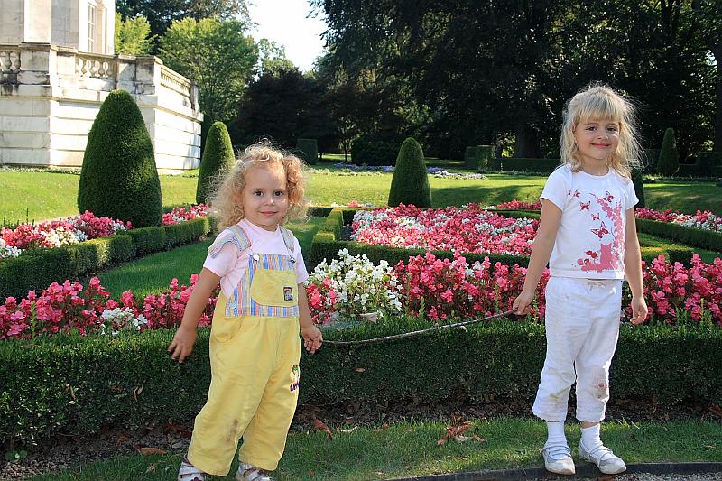 newport2606.JPG - Gardens in The Elms