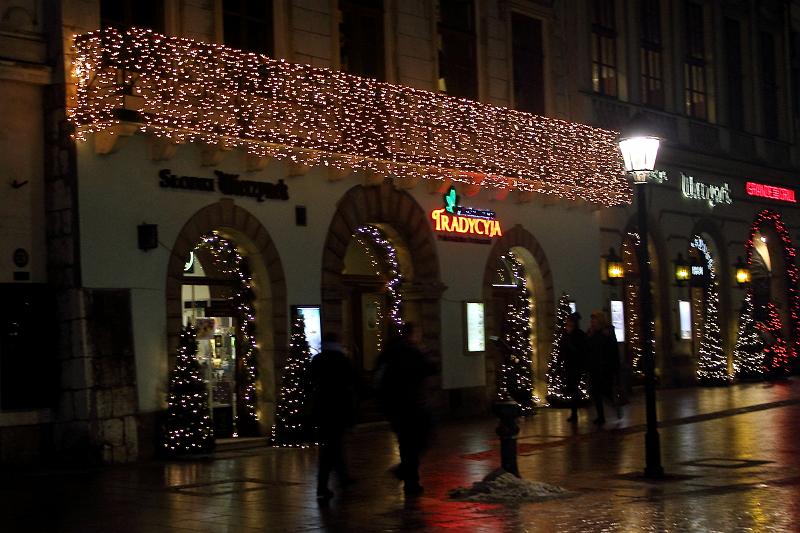 poland060.JPG - Krakow's main square in evening