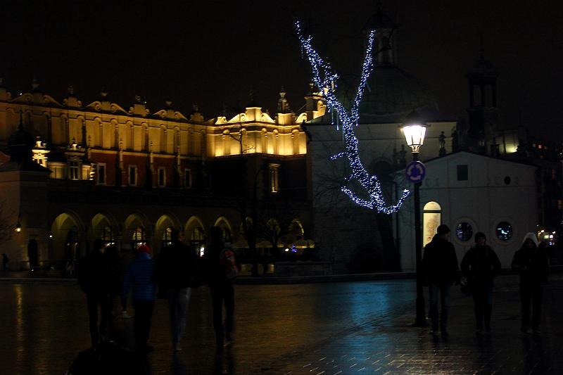 poland061.JPG - Krakow's main square in evening