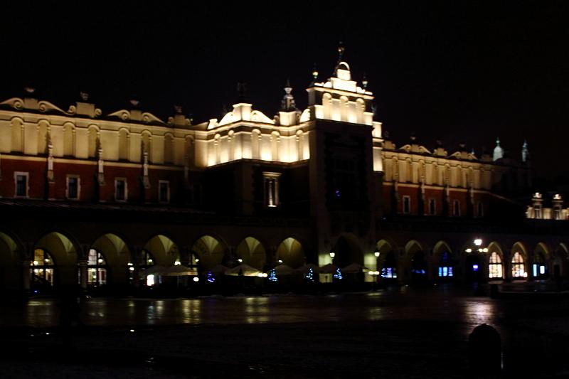 poland063.JPG - Krakow's main square in evening