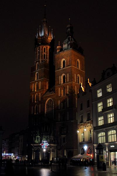 poland064.JPG - Krakow's main square in evening