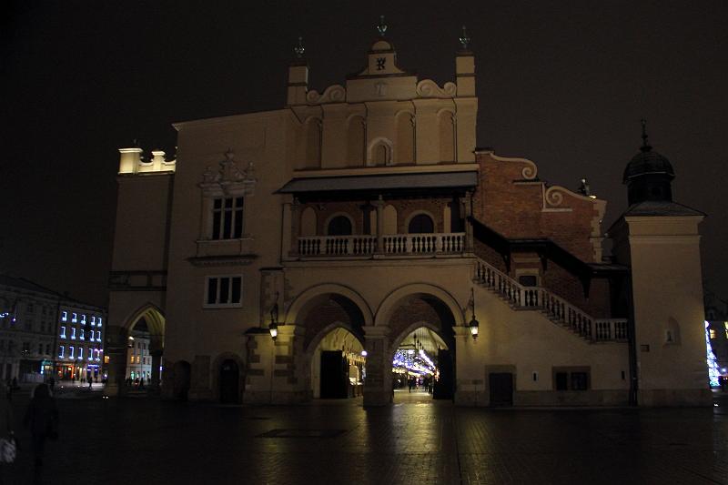 poland065.JPG - Krakow's main square in evening