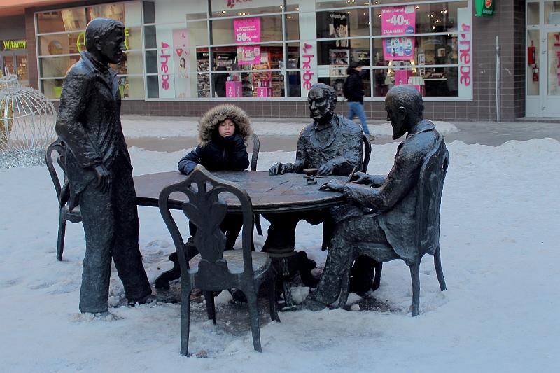 poland172.JPG - Alyssa and Sitting men, Piotrkowska Street, Lodz