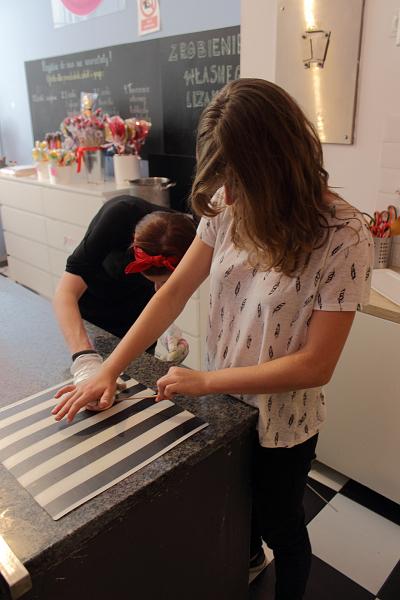 poland119.JPG - Lollipop workshop at the Slodkie Czary Mary