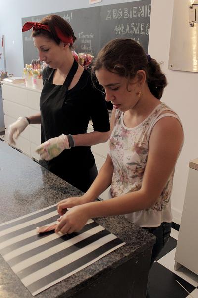 poland120.JPG - Lollipop workshop at the Slodkie Czary Mary