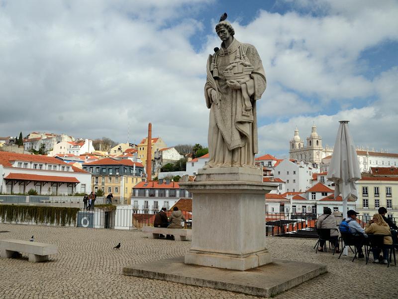 portugal010.jpg - Saint Vincent statue in the Alfama