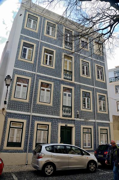 portugal015.jpg - A tile-front building in the Alfama on the way to Saint George Castle