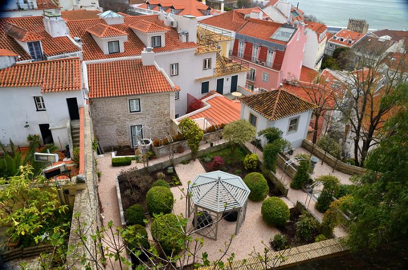 portugal021.jpg - View on the red roofs and backyards from St. George Castle 