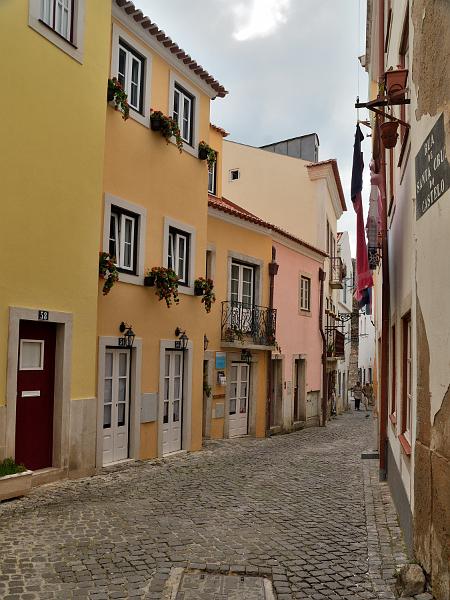 portugal034.jpg - A street in Alfama