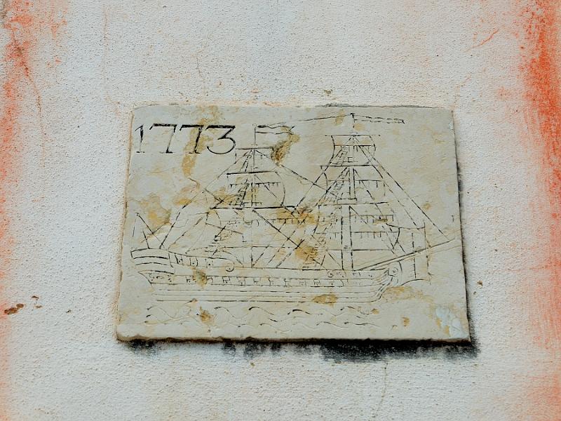 portugal035.jpg - A plate on a house in Alfama