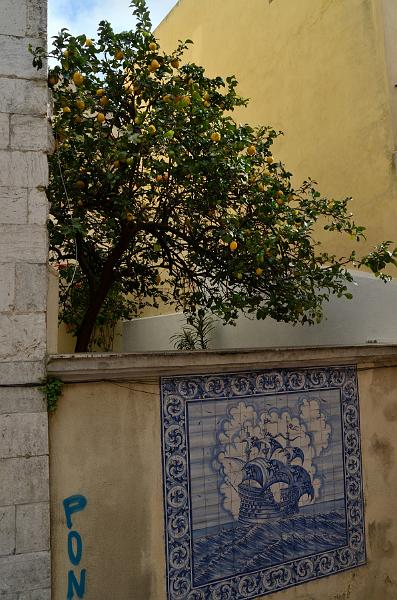 portugal039.jpg - A house with a tile panel