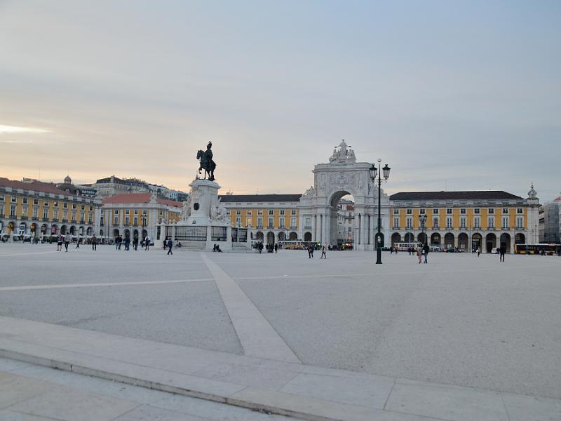 portugal124.jpg - Commercial place - view of the statue and the arch