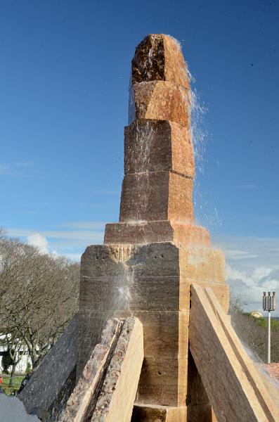 portugal152.jpg - Main fountain at the top of the Parque Eduardo VII