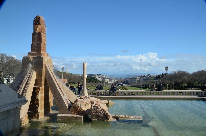 portugal153.jpg - Main fountain at the top of the Parque Eduardo VII