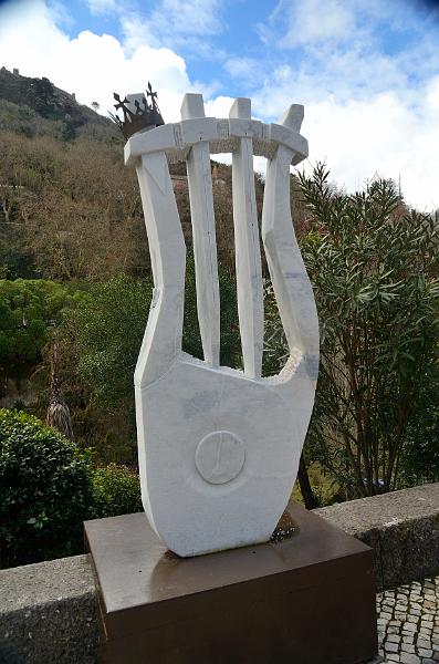 portugal160.jpg - Sculptures on the road to the National Palace in Sintra 