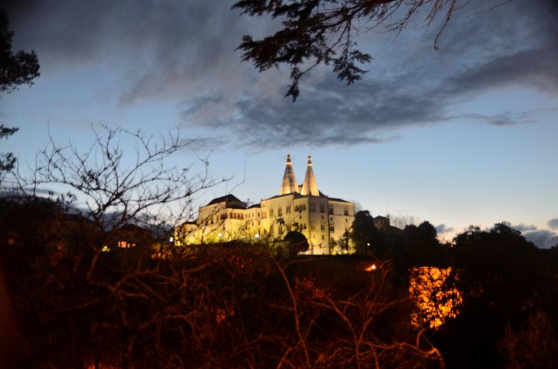 portugal232.jpg - Nationale Palace in Sintra in the evening