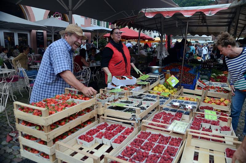 schwarz006.jpg - Market on the Cathedral Square, Freiburg