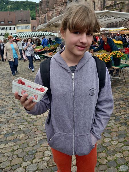 schwarz008.jpg - Market on the Cathedral Square, Freiburg