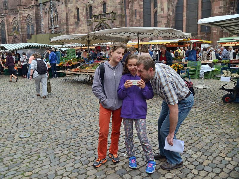 schwarz009.jpg - Market on the Cathedral Square, Freiburg