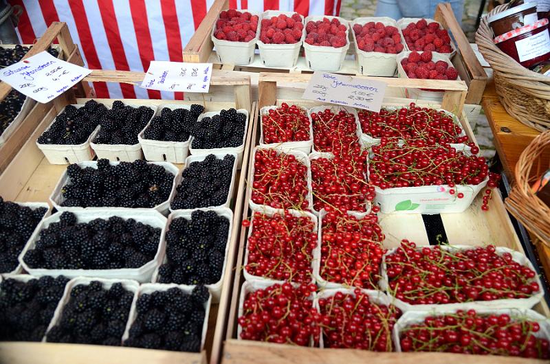 schwarz010.jpg - Market on the Cathedral Square, Freiburg