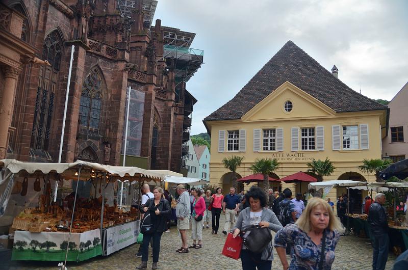 schwarz012.jpg - Market on the Cathedral Square, Freiburg
