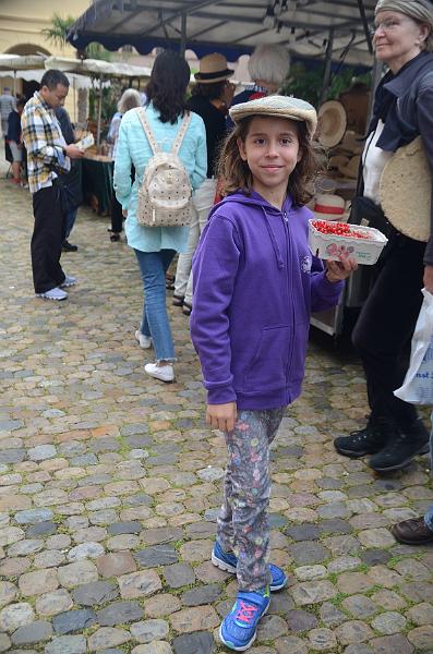 schwarz013.jpg - Market on the Cathedral Square, Freiburg