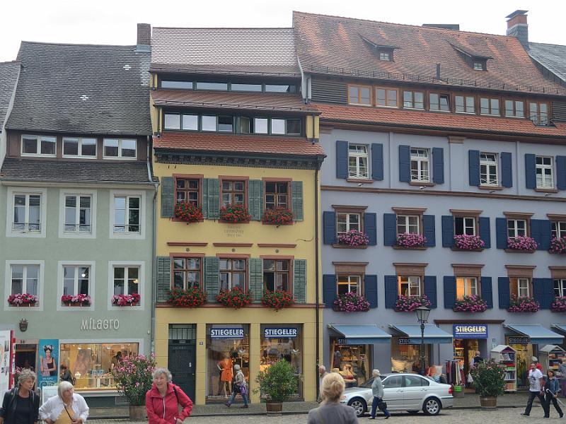 schwarz047.jpg - Colorful houses in Freiburg