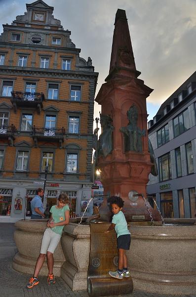 schwarz226.jpg - Fountain Kaiserbrunnen in Konstanz