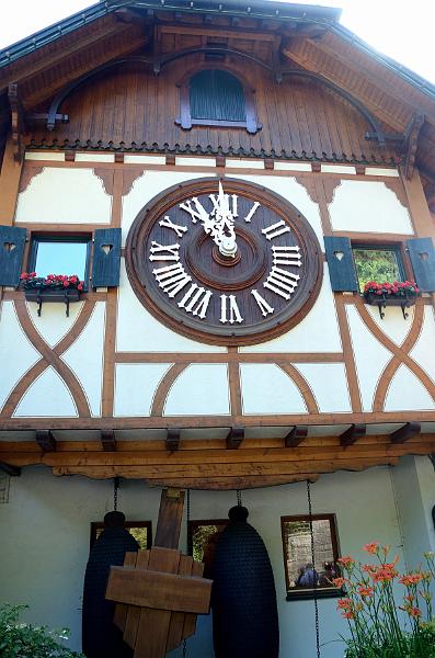 schwarz343.jpg - Giant Cuckoo clocks at the entrace to Triberg
