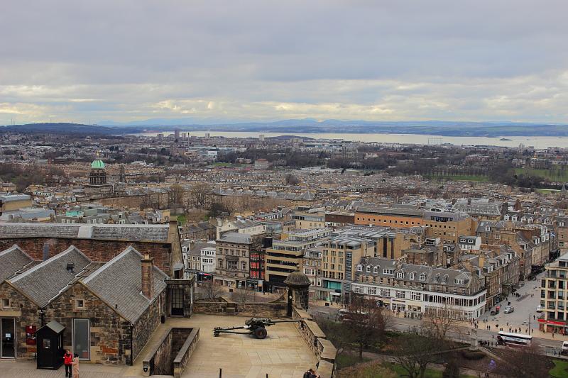 scotland023.JPG - The view from Edinburgh Castle 