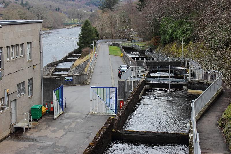 scotland103.JPG - The salmon ladder and the Hydro Station on Loch Faskally in Pitlochry 