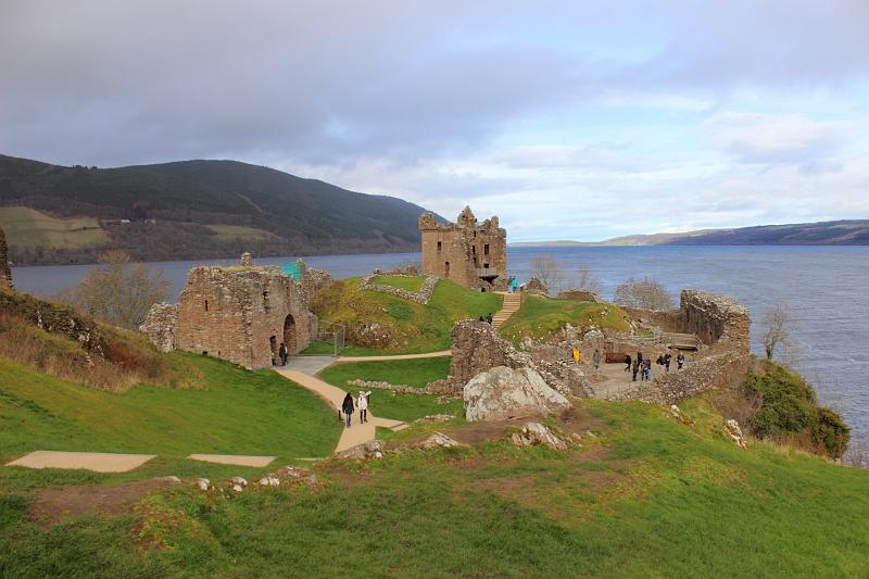 scotland120.JPG - Loch Ness and Urquhart castle 