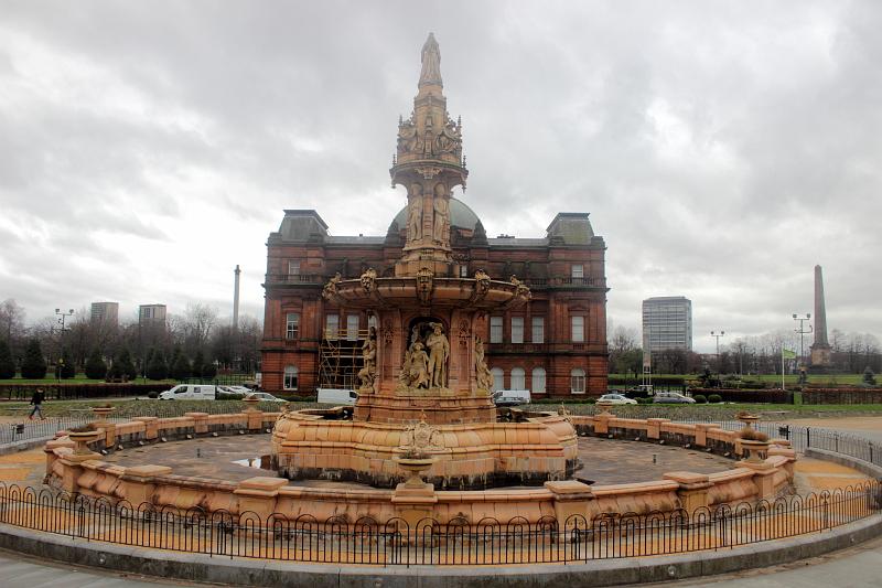 scotland189.JPG - Doulton Fountain and People's Palace, Glasgow