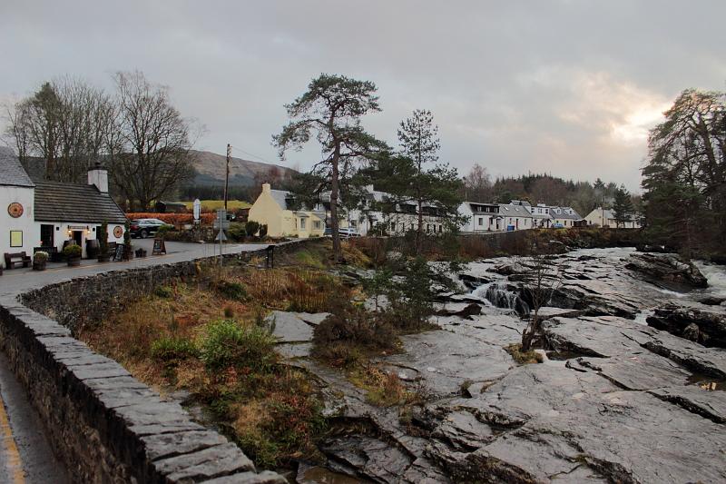 scotland263.JPG - Falls of Dochart Inn