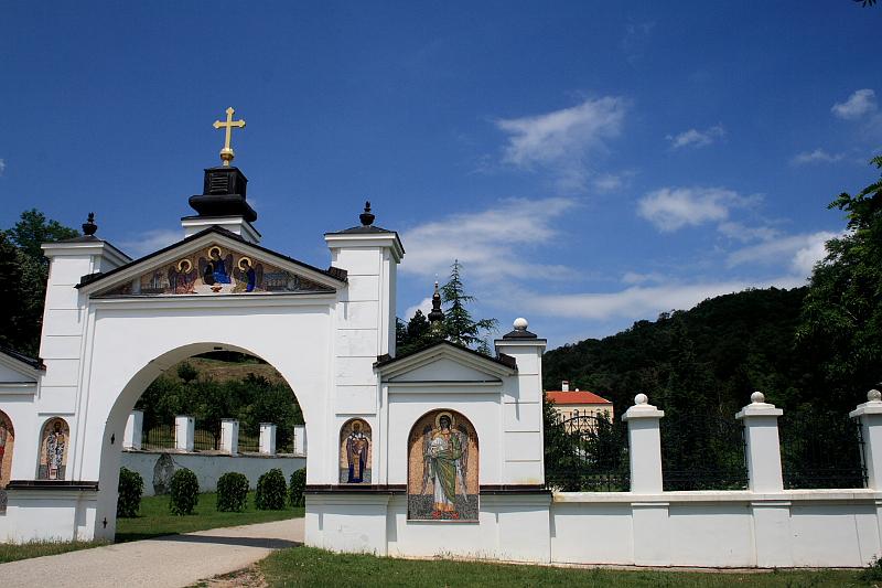 serbia8576.JPG - Grgeteg Monastery entrance, Frushka Gora