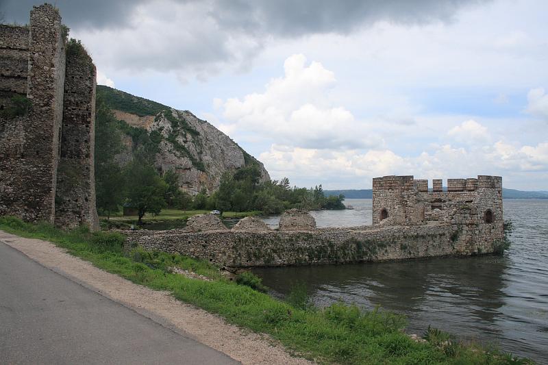 serbia8602.JPG - Djerdap National Park, Golubac Fortress 