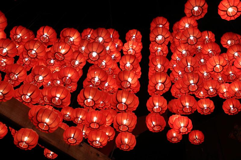 singapore291.JPG - An element of the ceiling decoration at the Sentosa station