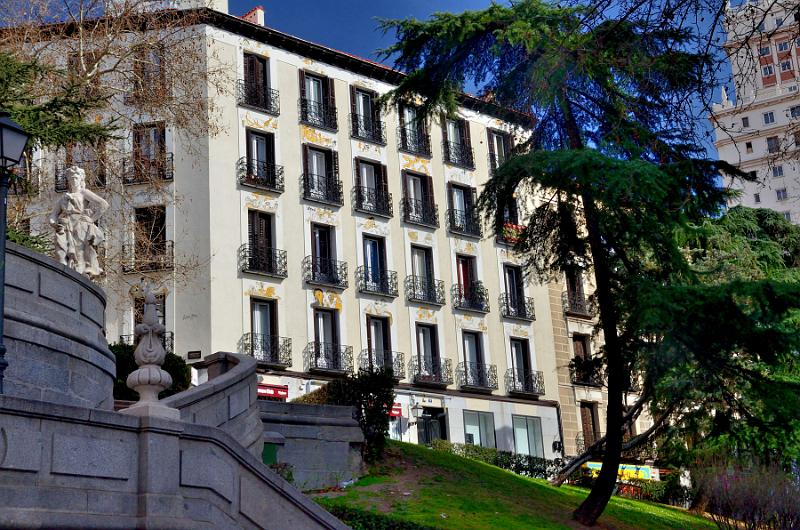 spain0008.jpg - Paintings on a Madrid's building