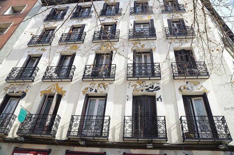 spain0009.jpg - Paintings on a Madrid's building