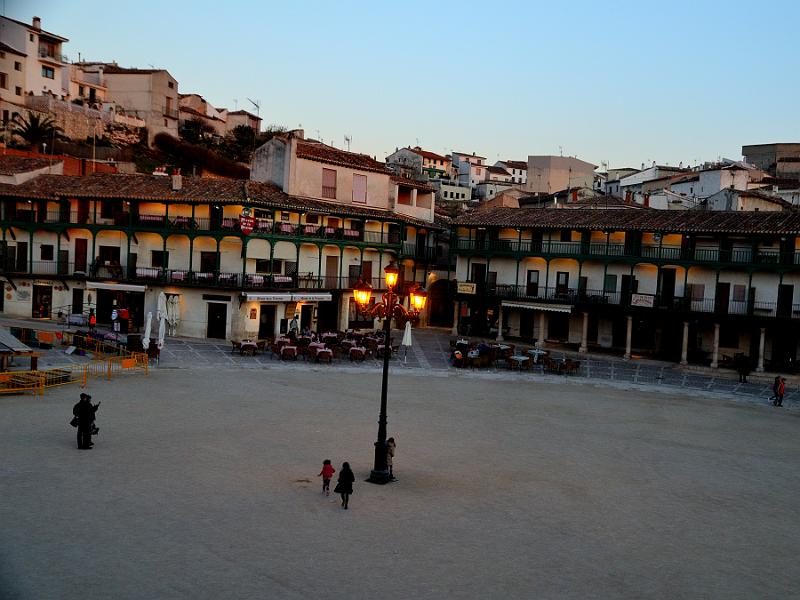 spain0078.jpg - Chinchon, Plaza Mayor, Balcony houses in the evening