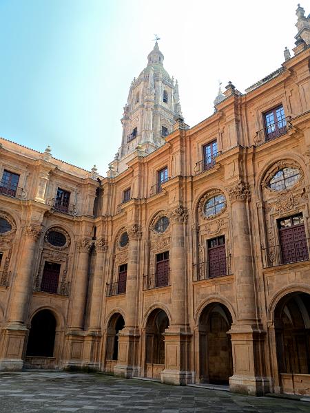 spain0098.jpg - Pontifical University of Salamanca, courtyard 