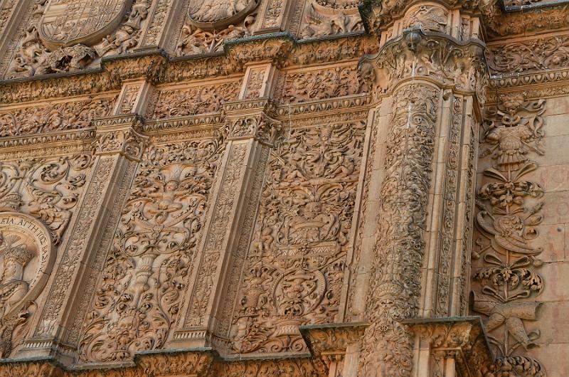spain0103.jpg - Frog Over The Skull on the Facade of the University of Salamanca