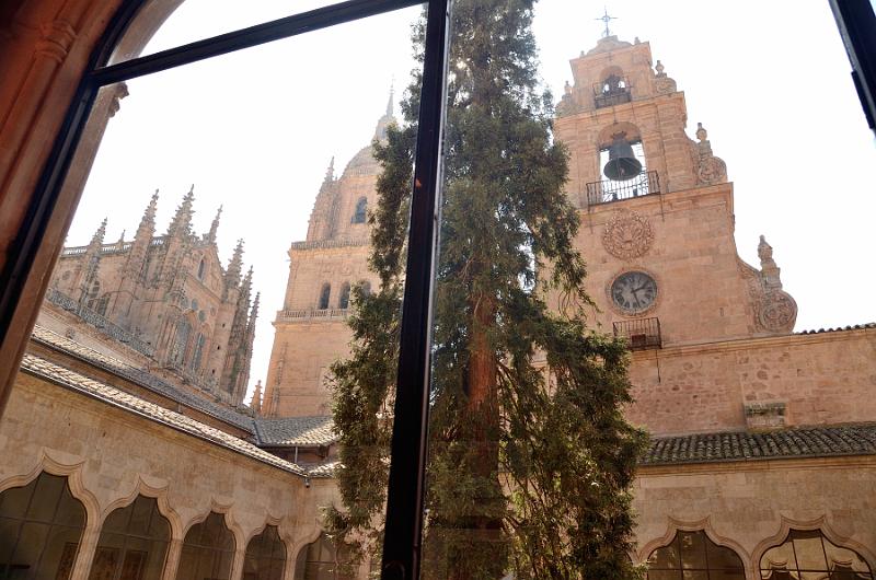 spain0107.jpg - A courtyard at the University of Salamanca