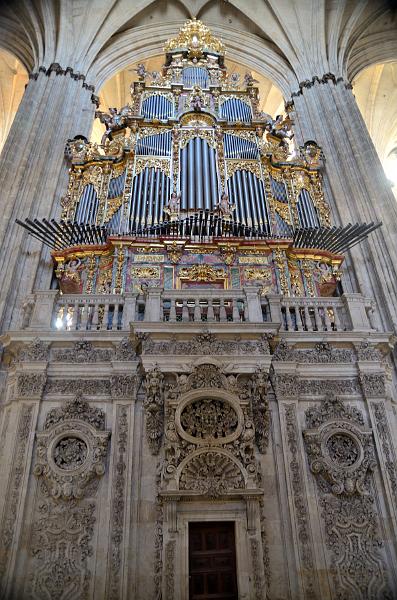 spain0110.jpg - New Cathedral Salamanca