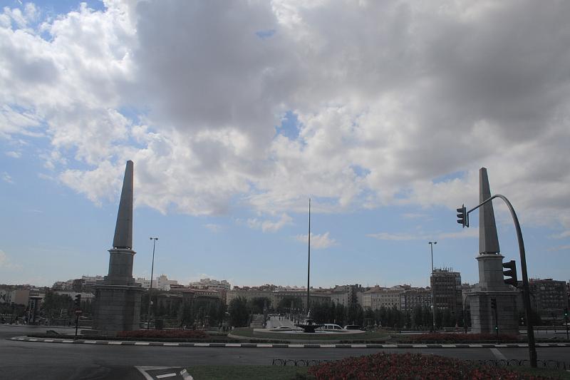 spain0044.JPG - Glorieta de Pirámides near Toledo Bridge