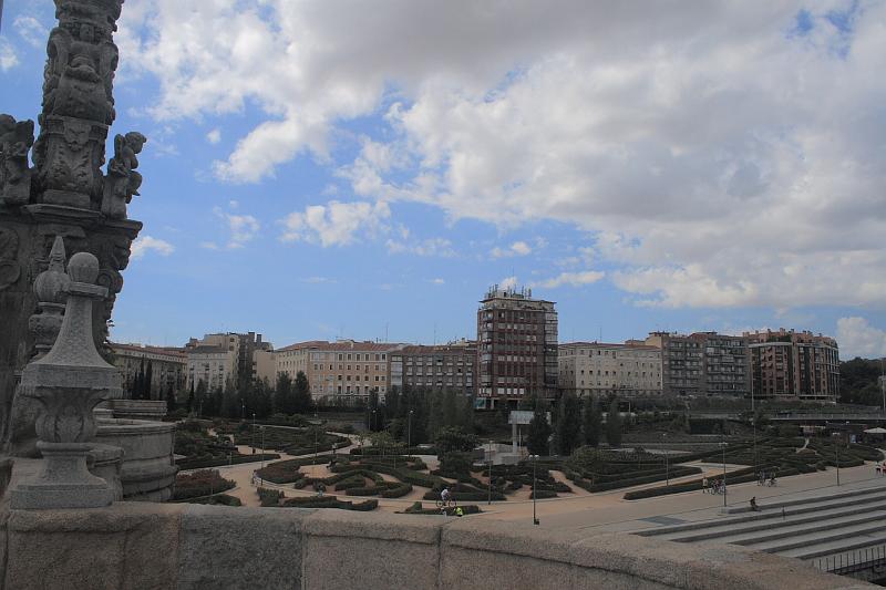spain0046.JPG - Gardens under Toledo Bridge